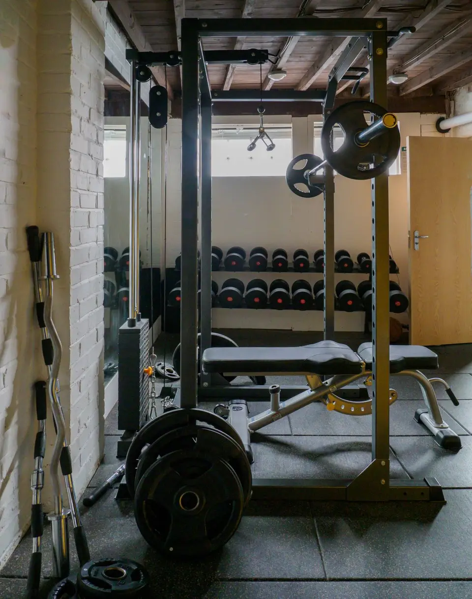 Cómo montar un gimnasio en casa desde cero: qué comprar primero (2026)