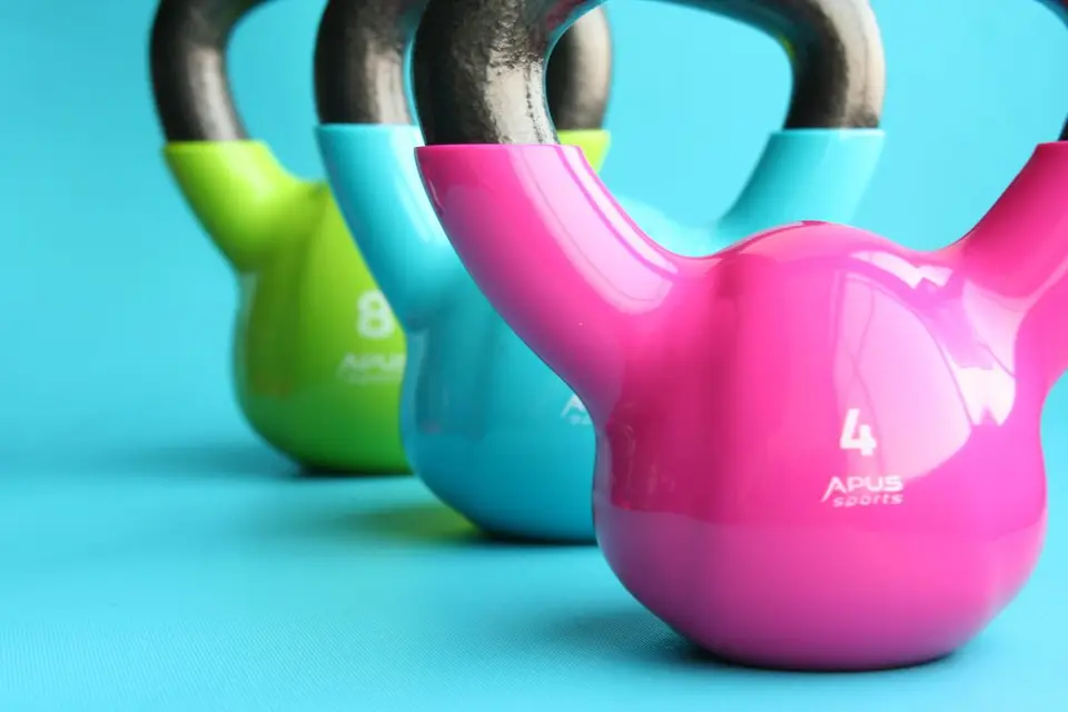 Kettlebell de hierro fundido o de vinilo: cuál comprar