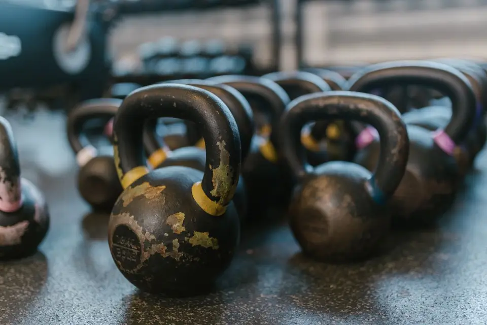 Kettlebells vs mancuernas: cuál elegir según tu objetivo