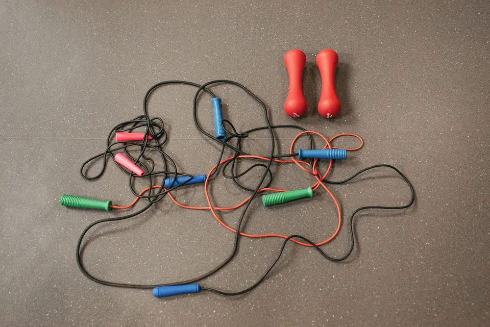 Rutina HIIT con comba de 15 minutos para hacer en casa