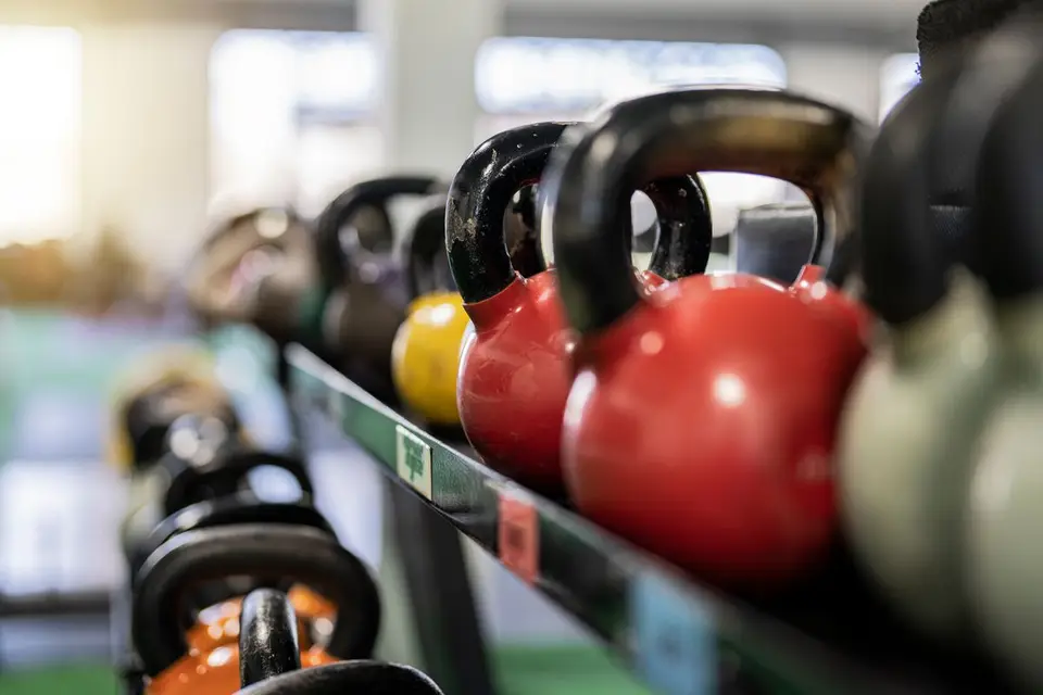 Kettlebells: cómo elegir una pesa rusa para entrenar en casa