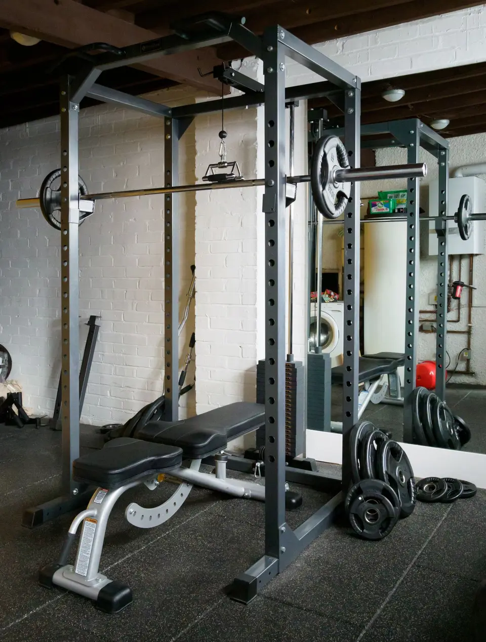 Rincón de entrenamiento en casa con material de fuerza